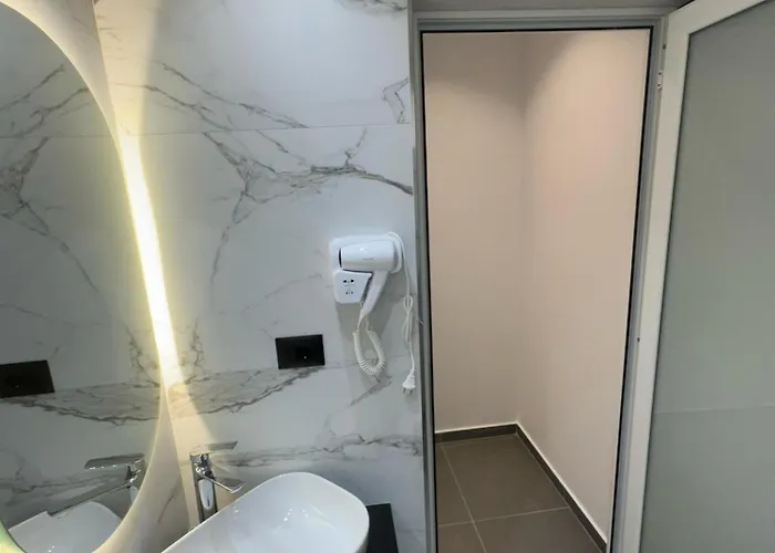 Adem Hillcrest * Sarande