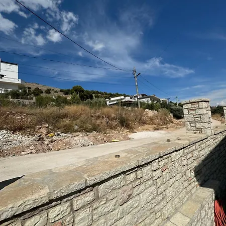 Adem Hillcrest Sarandë