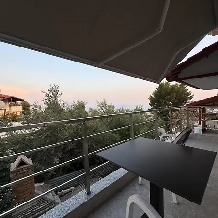 Adem Hillcrest Apartman *