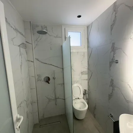 Adem Hillcrest Sarandë