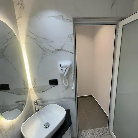 Adem Hillcrest * Sarandë